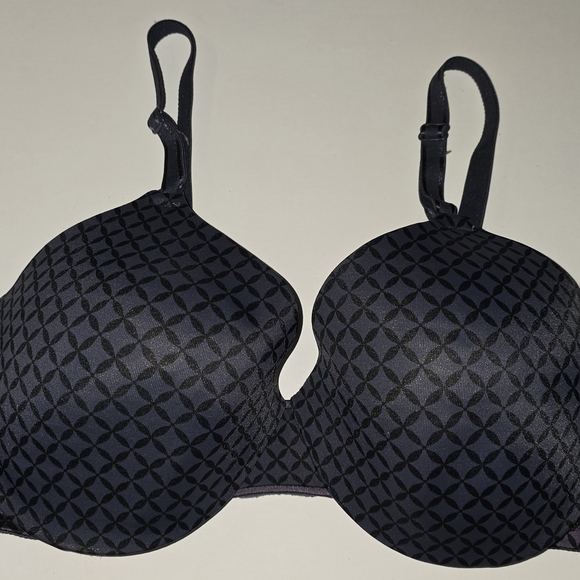 Warner's Black Full Coverage Bra with Adjustable Straps and Molded Cups - Picture 1 of 5